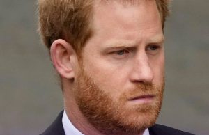 Prince Harry leaves heartwarming gift at late Queen’s tomb following return to UK