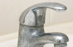 My nana taught me this hack to remove hard water stains in 2 mins with 0 work. Here’s how it works