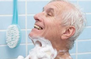 Neither daily nor weekly: what is the ideal shower frequency for those over 65 years old