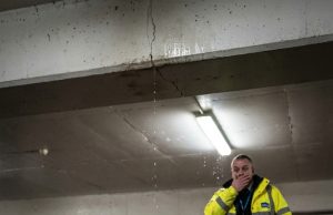 The poor dog waited outside the hospital every night, staring at the automatic doors as if someone inside had promised to return…