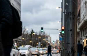 Tied to a post amidst the suffocating smoke and deafening horns of the avenue, he watched thousands of hurried footsteps pass by—none of them belonging to the owners who left him.